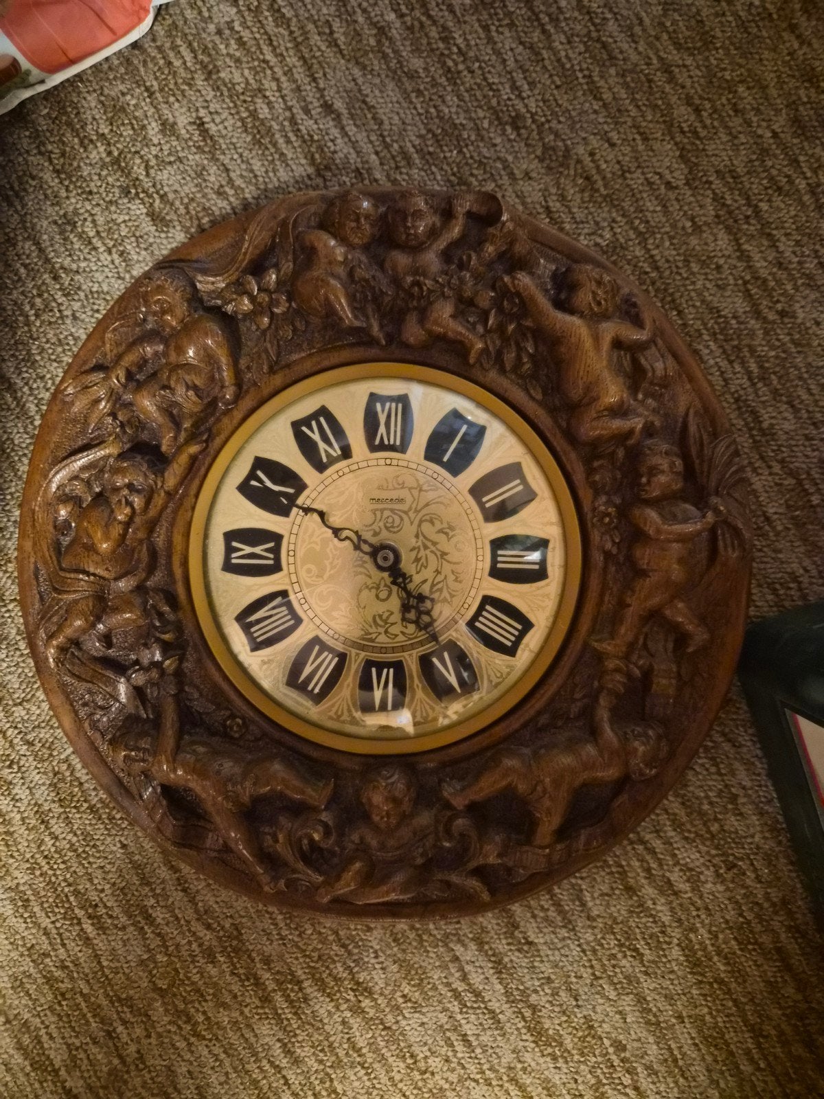 Antieke Wandklok met Houtsnijwerk - Mercedes uurwerk, Ophalen of Verzenden