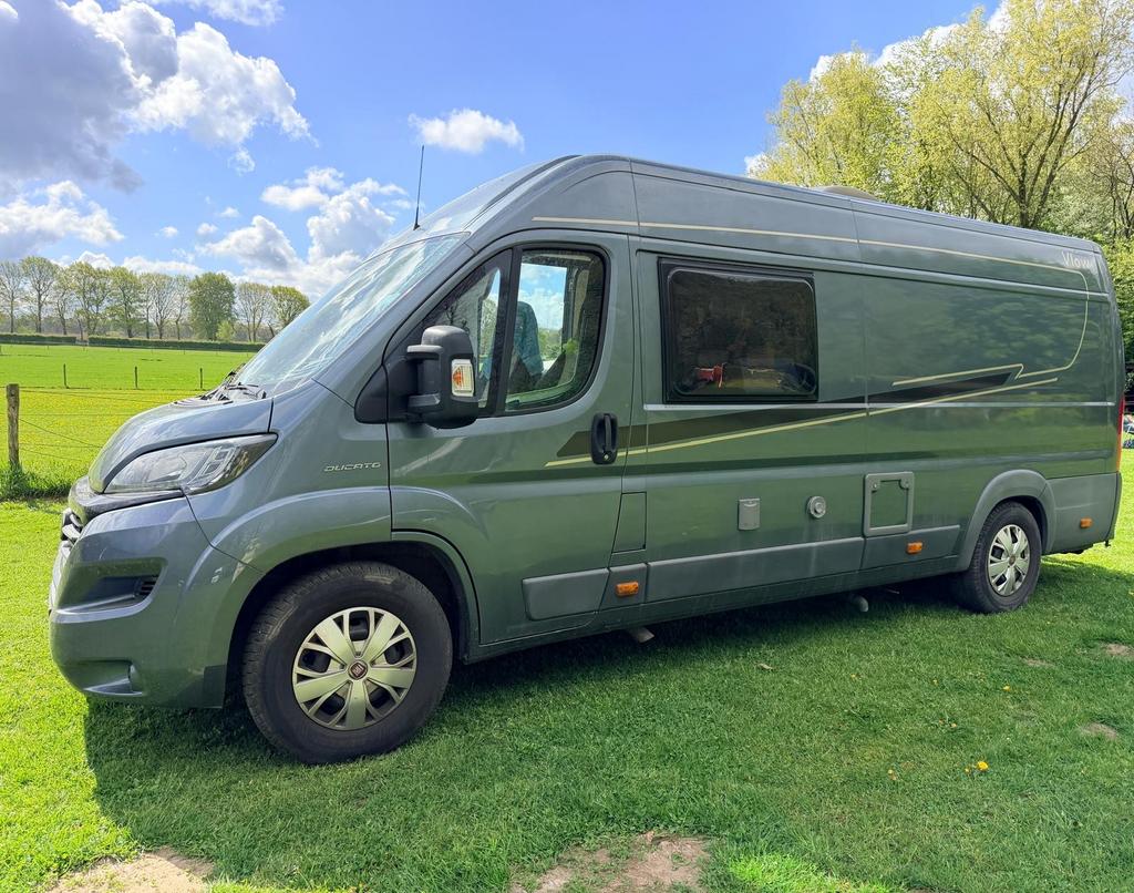Carado 640 Vlow buscamper - Automaat met lengtebedden, Caravans en Kamperen, Chemisch toilet, Buscamper of Camperbus, Ringverwarming