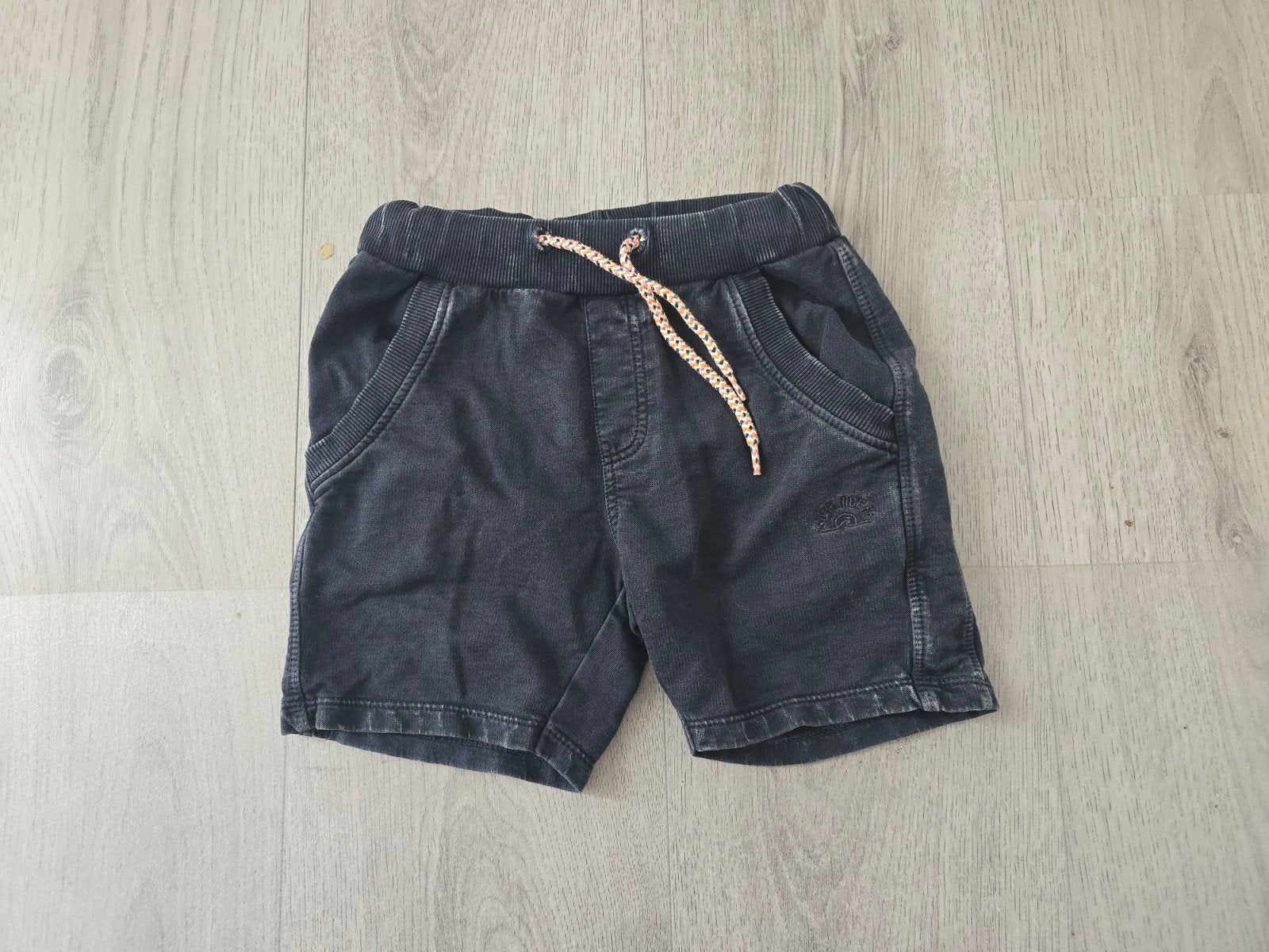 Sturdy korte broek zwart maat 110, Kinderen en Baby's, Kinderkleding | Maat 110, Broek, Sturdy, Ophalen of Verzenden, Zo goed als nieuw