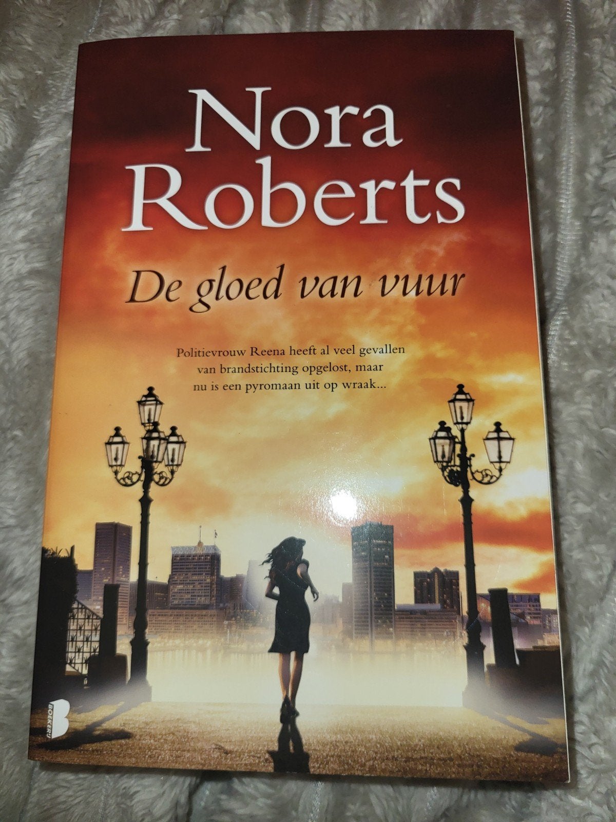 Nora Roberts - De gloed van vuur, Ophalen of Verzenden, Zo goed als nieuw, Nora Roberts, Nederland