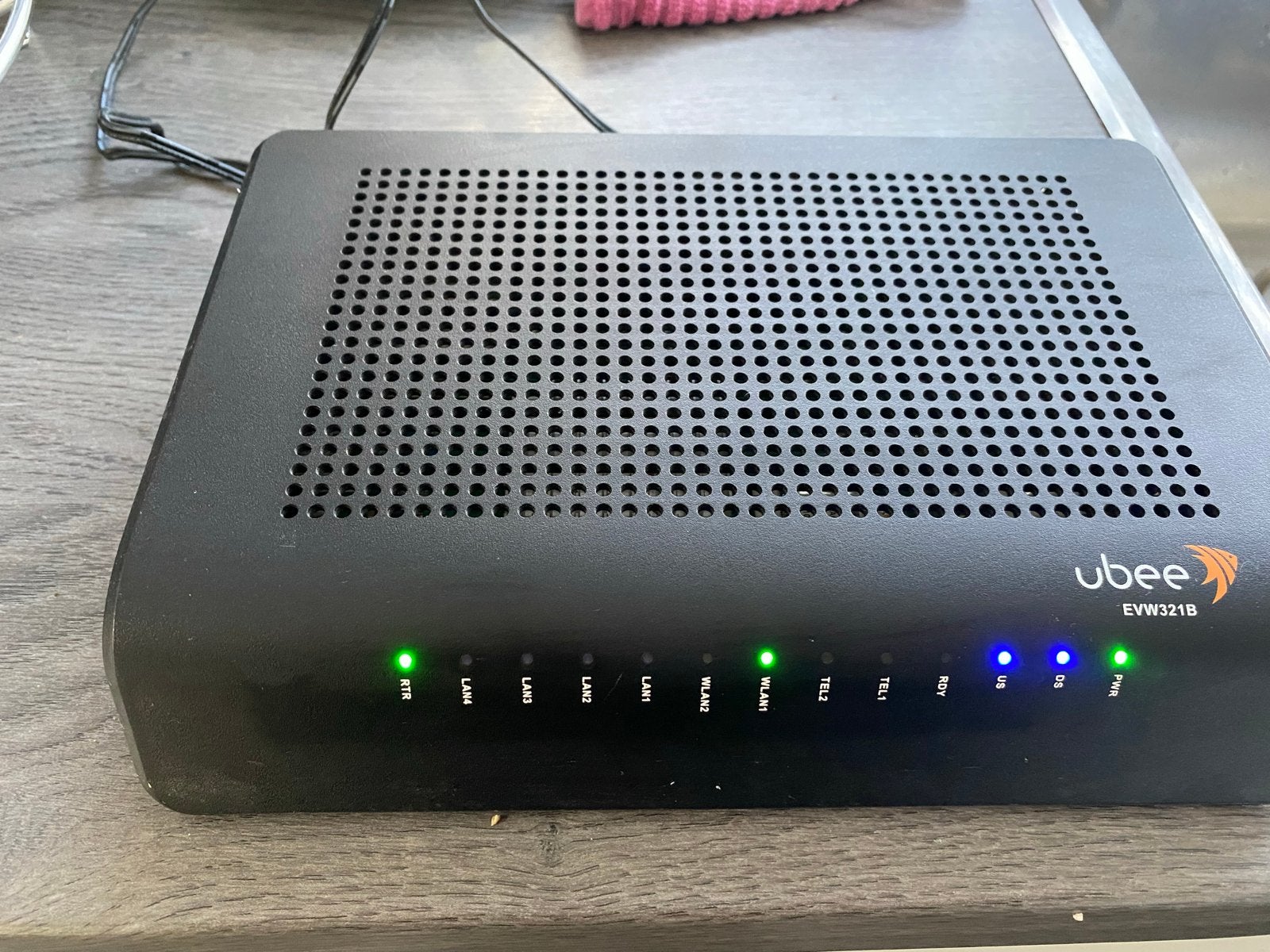 Ubee EVW321B Router met Modem, Ophalen of Verzenden, Zo goed als nieuw, Router met modem
