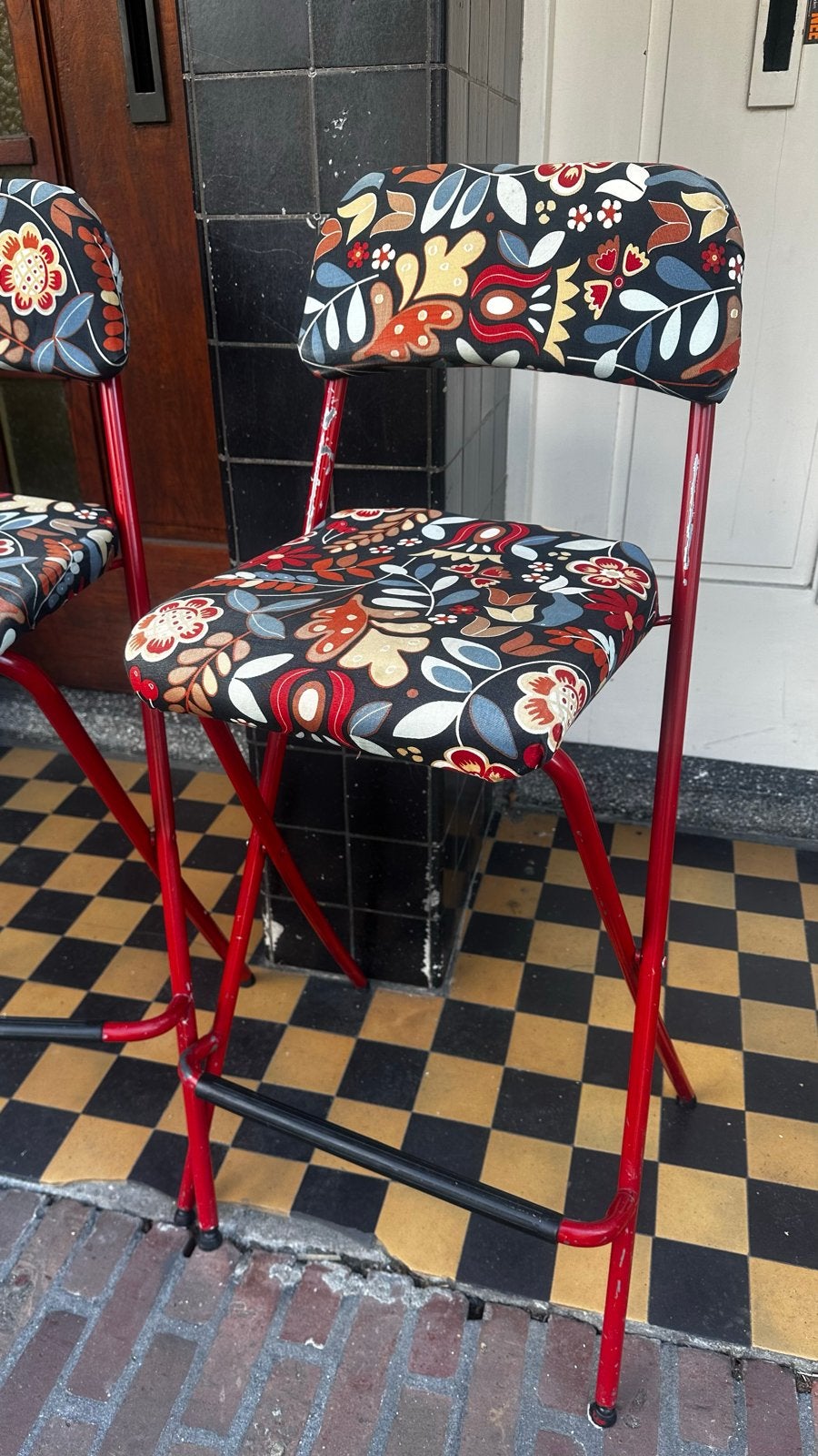 2x Vintage Krukken met Bloemenprint - Rood Metaal, Huis en Inrichting, Barkrukken, Ophalen, Gebruikt, 60 tot 90 cm, Metaal