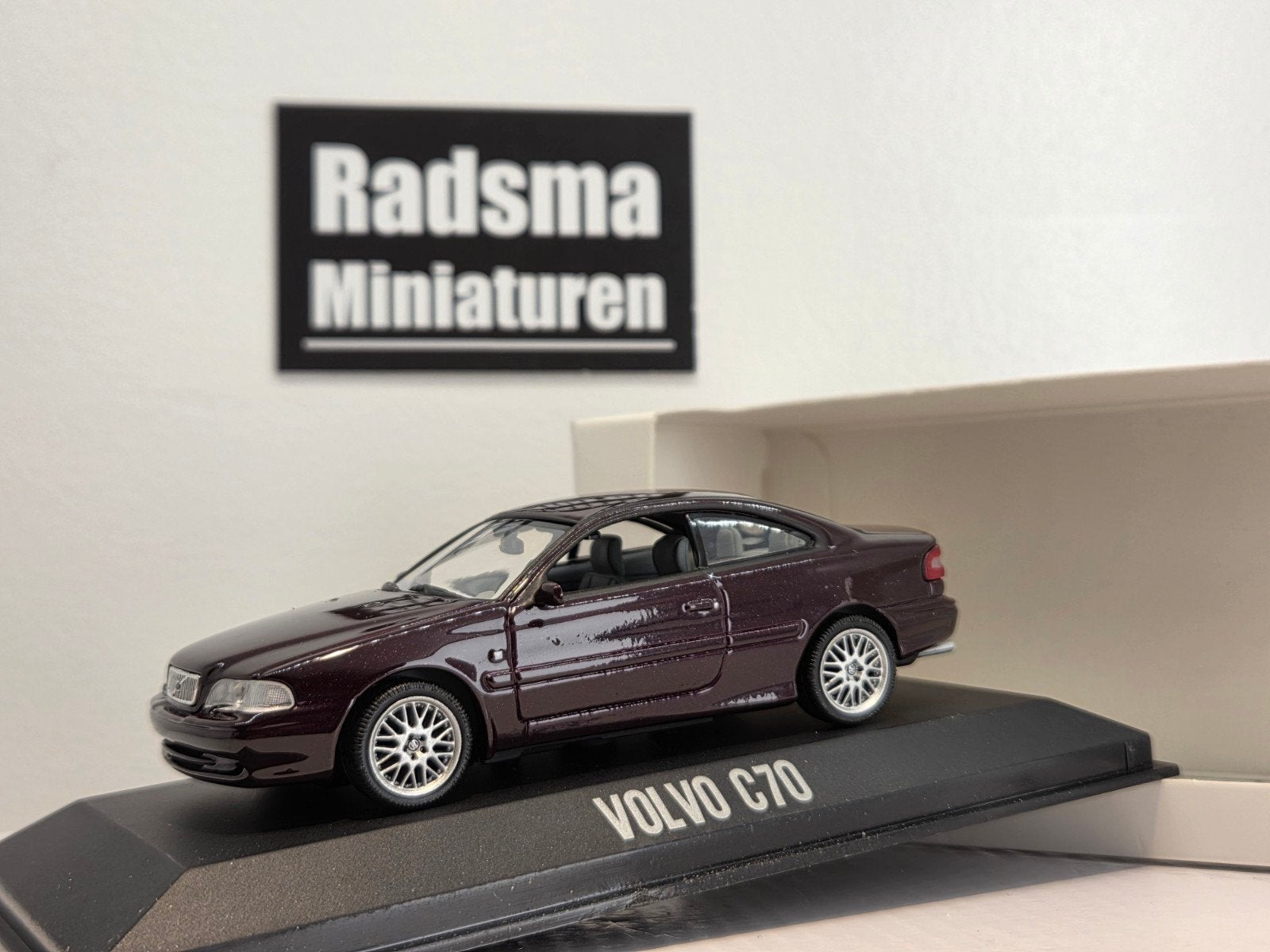 Volvo C70 Coupe - Paars - 1:43 Minichamps dealerpack, Auto, Ophalen of Verzenden, Zo goed als nieuw, MiniChamps