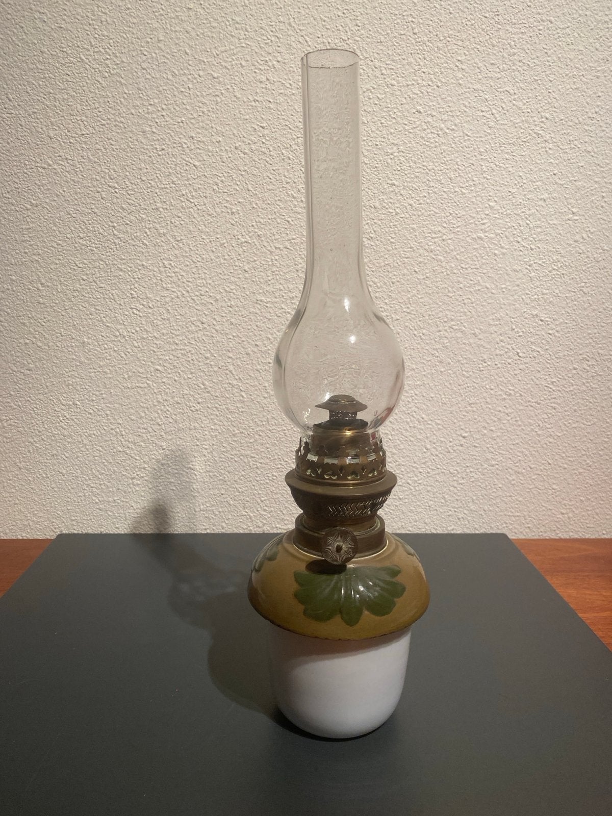 Antieke olielamp met glazen kap en decoratieve voet, Ophalen of Verzenden