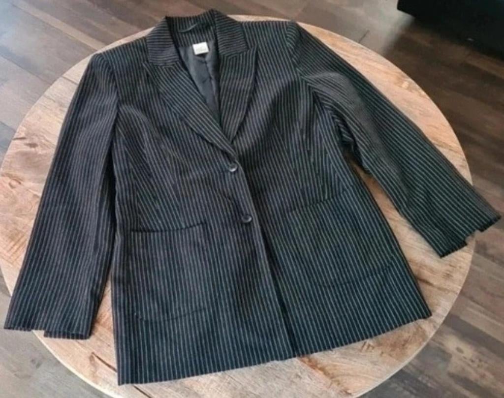Mooi krijtstreep pak met split, Kleding | Dames, Jasjes, Kostuums en Pakken, Ophalen of Verzenden, Zo goed als nieuw, Zwart
