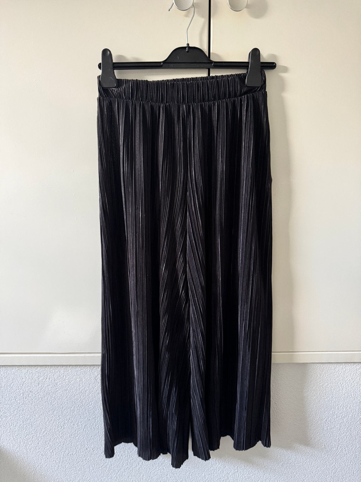 Zwarte geplooide 3/4 broek van SparkGirl, Zwart, Ophalen of Verzenden, Zo goed als nieuw, Driekwart