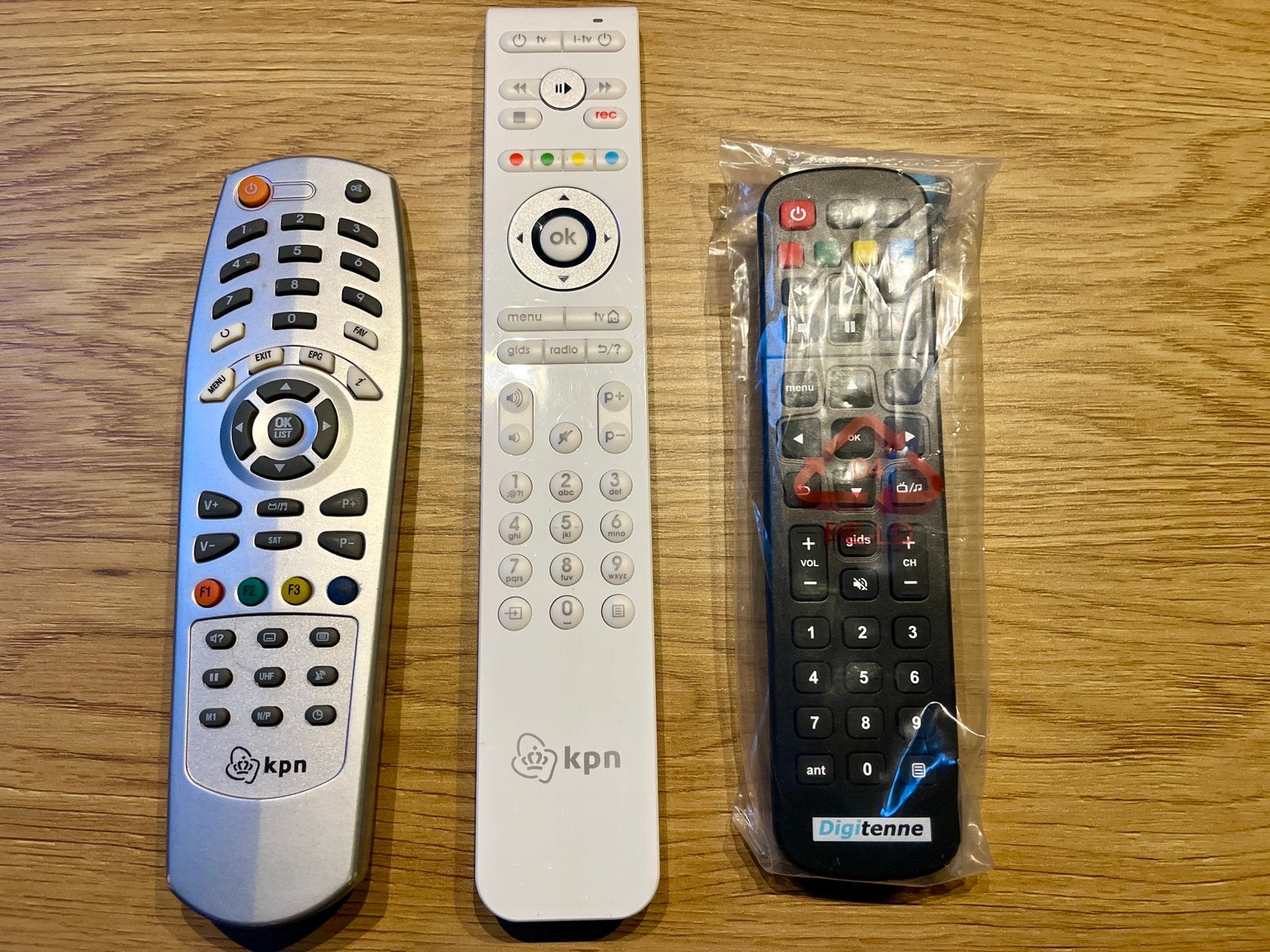 Afstandsbedieningen kpn en digitenne: los of als set, Ophalen of Verzenden, Zo goed als nieuw, Tv