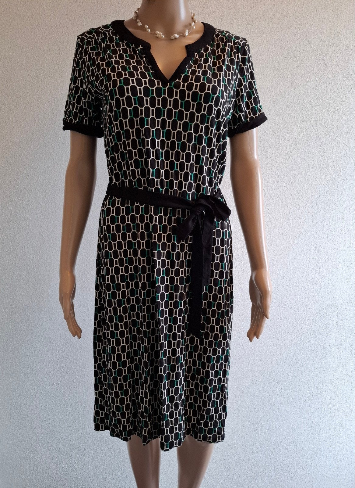 King Louie jurk maat S  met geometrische print en ceintuur, Kleding | Dames, Zwart, Ophalen of Verzenden, Zo goed als nieuw, Knielengte
