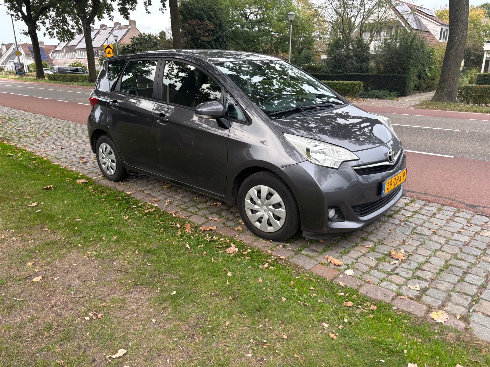 Toyota Verso-S 1.3 Vvt-i 2012 Grijs, Auto's, Voorwielaandrijving, 4 cilinders, 1055 kg, Handgeschakeld