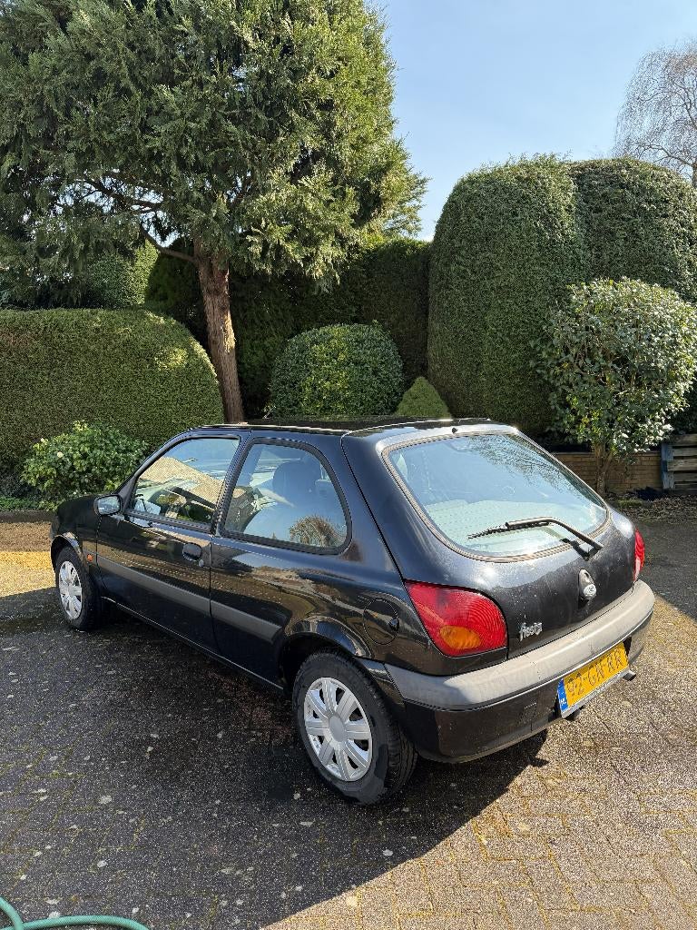 Ford Fiësta 1.3 I 3DR 2001 Zwart - prijs verlaagd!, Voorwielaandrijving, 1299 cc, Stof, 40 €/maand