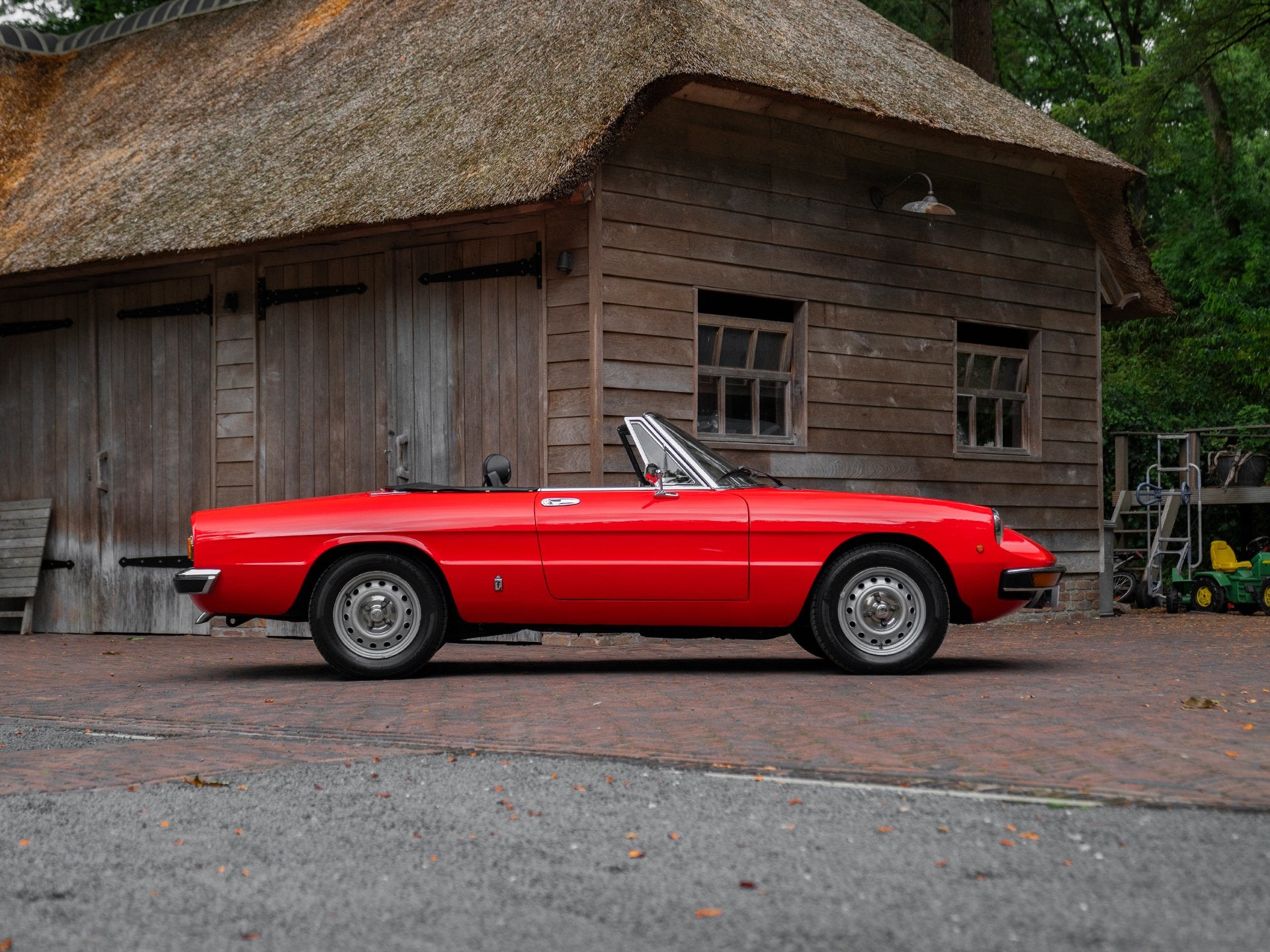Alfa Romeo Spider 2.0 Veloce (bj 1982), Auto's, Oldtimers, Achterwielaandrijving, Zwart, 1962 cc, Cabriolet