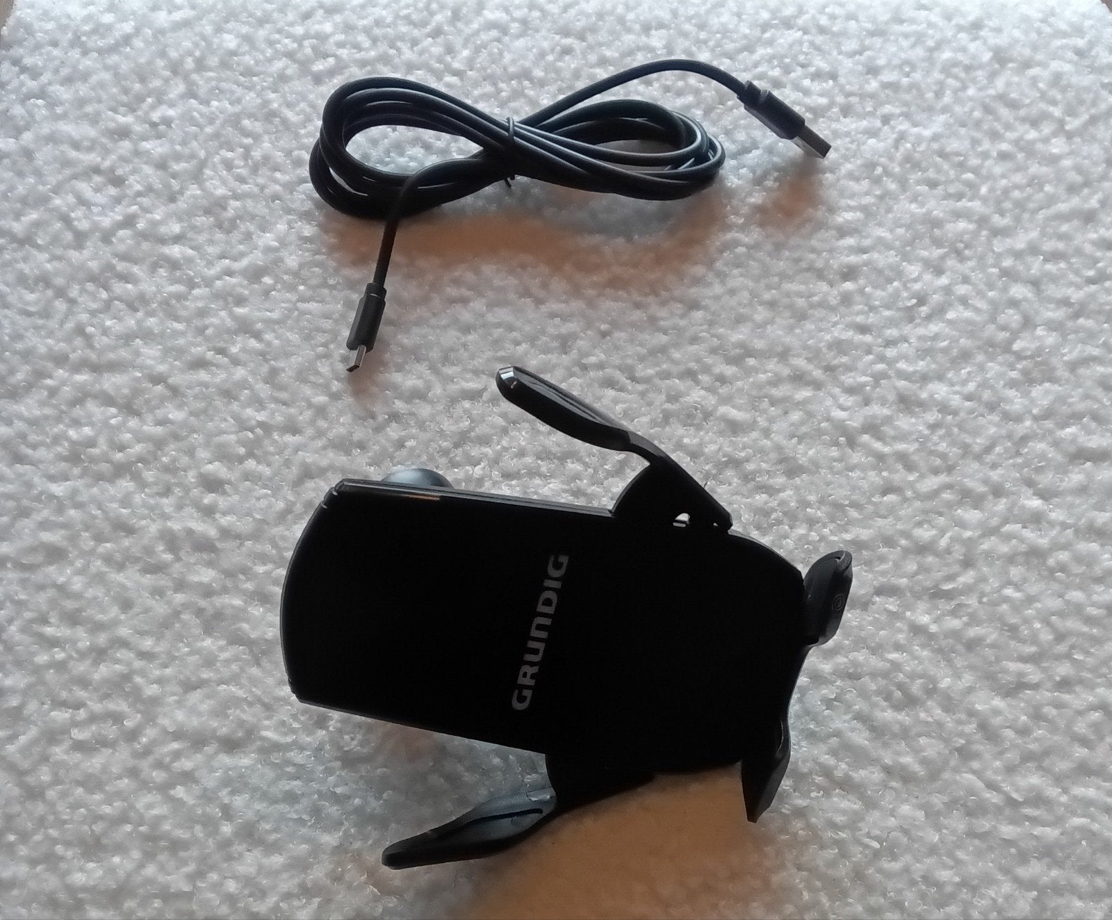 Grundig telefoonhouder met draadloos opladen voor auto, Ophalen, Gebruikt, Auto