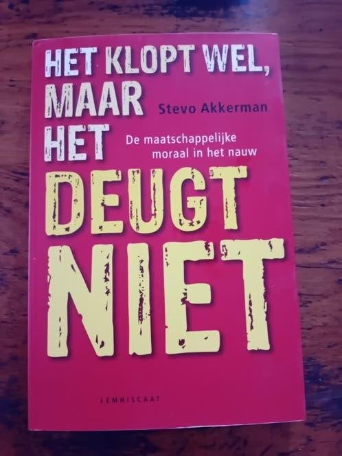 Stevo Akkerman Het klopt wel maar het deugt niet - politiek, Gelezen, Maatschappij en Samenleving, Ophalen of Verzenden, Nederland