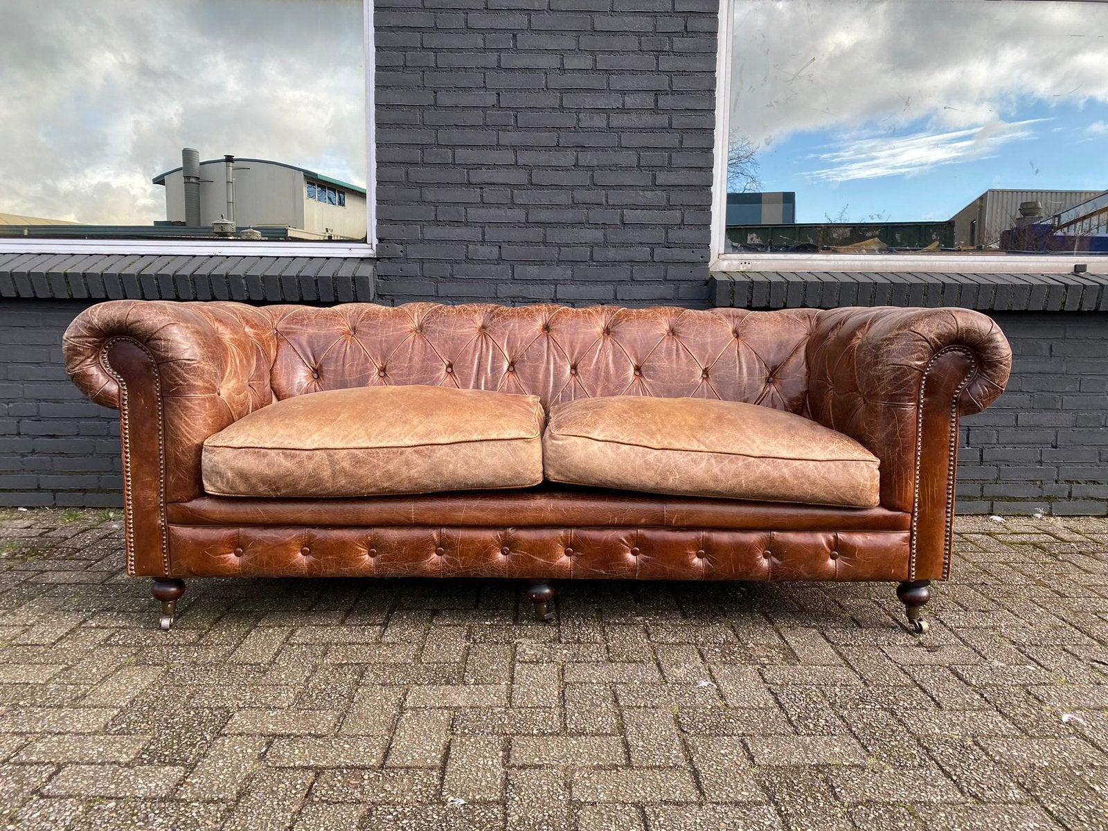 Engelse Chesterfield bank vintage cognac, Huis en Inrichting, Banken | Voetenbanken en Poefen, Ophalen, 125 cm of meer, Leer, Zo goed als nieuw