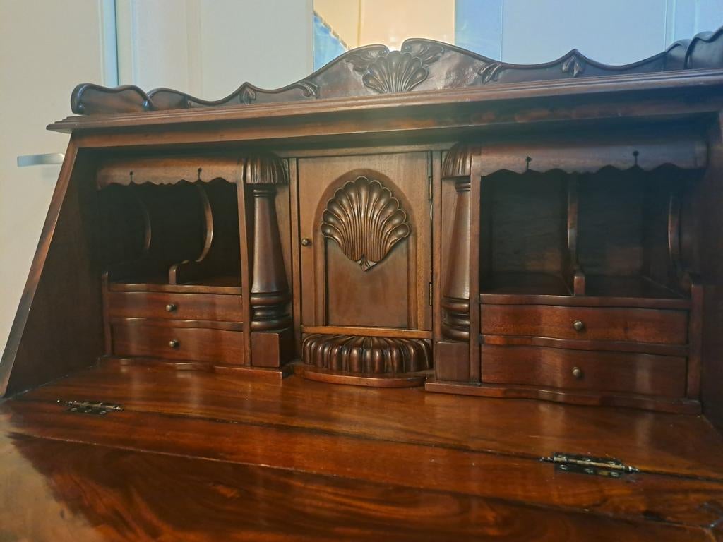 Antieke kersenhouten secretaire met sierlijk houtsnijwerk, Ophalen