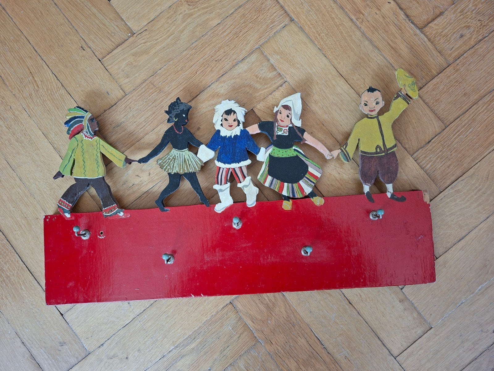 Vintage Kinderkapstok Wereldkinderen Hout Rood, Gebruikt, Ophalen of Verzenden, Minder dan 100 cm, Kinderkapstok