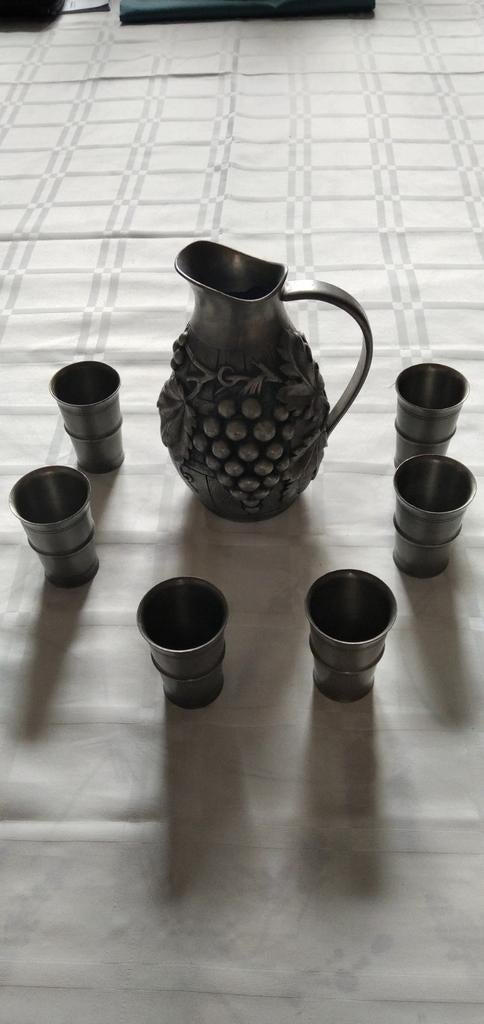 Tinnen wijnkan met reliëf en 6 tinnen bekertjes, Antiek en Kunst, Antiek | Tin, Ophalen of Verzenden