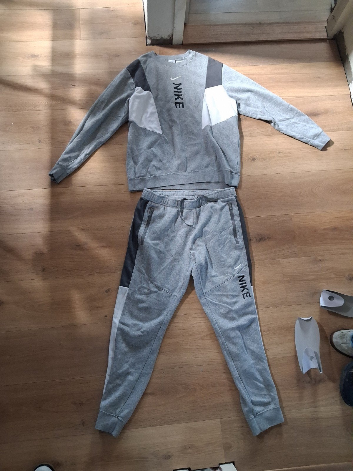 Nike Trainingspak Maat L Grijs, Kleding | Heren, Sportkleding, Zo goed als nieuw, Wandelen of Outdoor, Maat 52/54 (L), Grijs, Ophalen of Verzenden