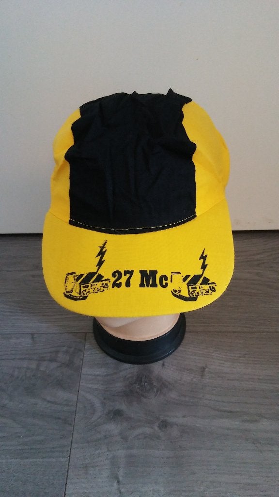 27mc 27 MC vintage radio pet cap logo geel zwart, Ophalen of Verzenden, Gebruikt, Kleding