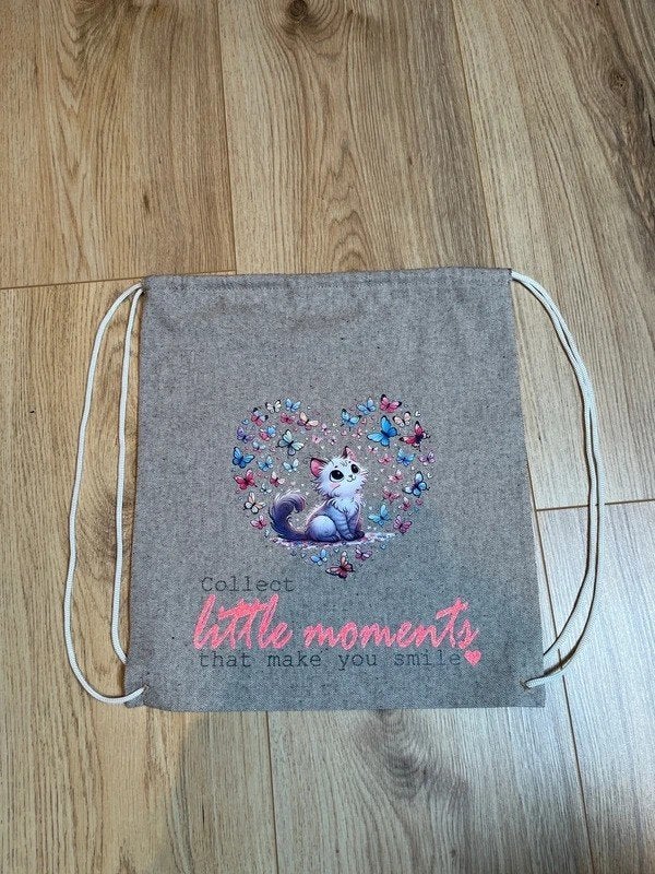 Beige linnen-look rugzak/gymtas met kat en vlinders, Overige merken, 25 tot 40 cm, Nieuw, Ophalen of Verzenden