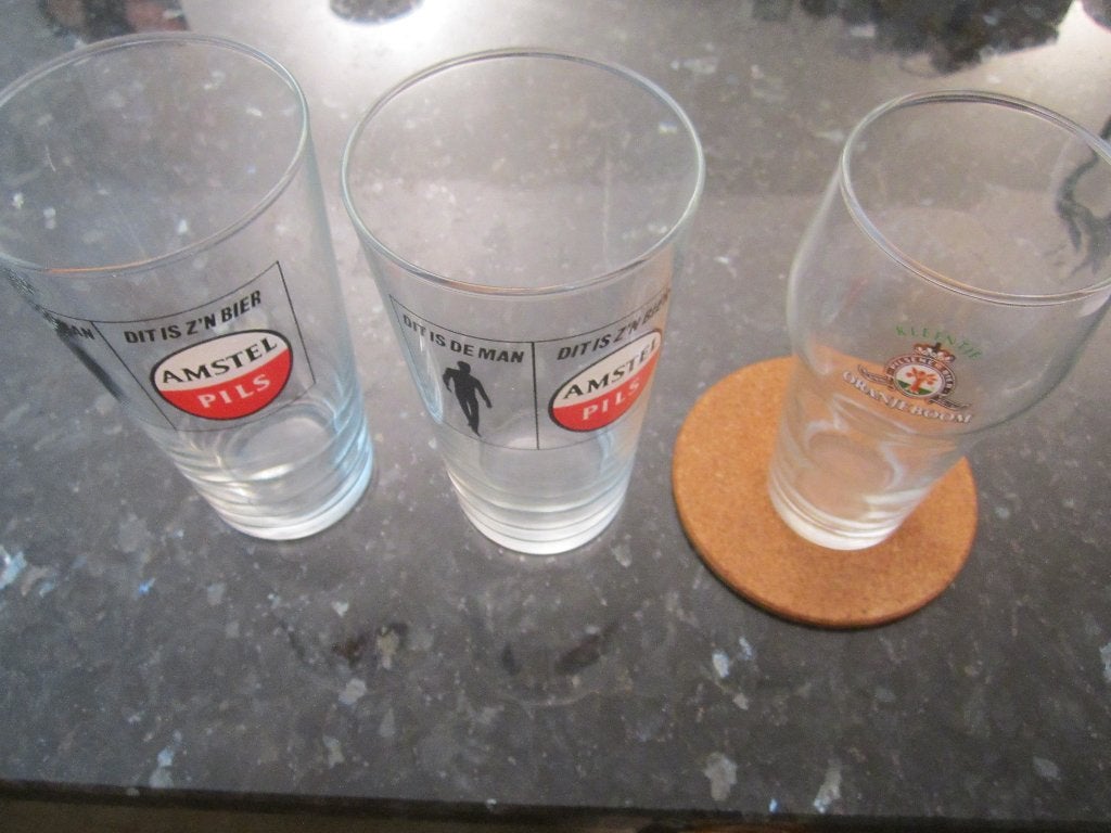 2.  Twee oude bierglazen,  Amstel + boekje, Verzamelen, Ophalen, Zo goed als nieuw