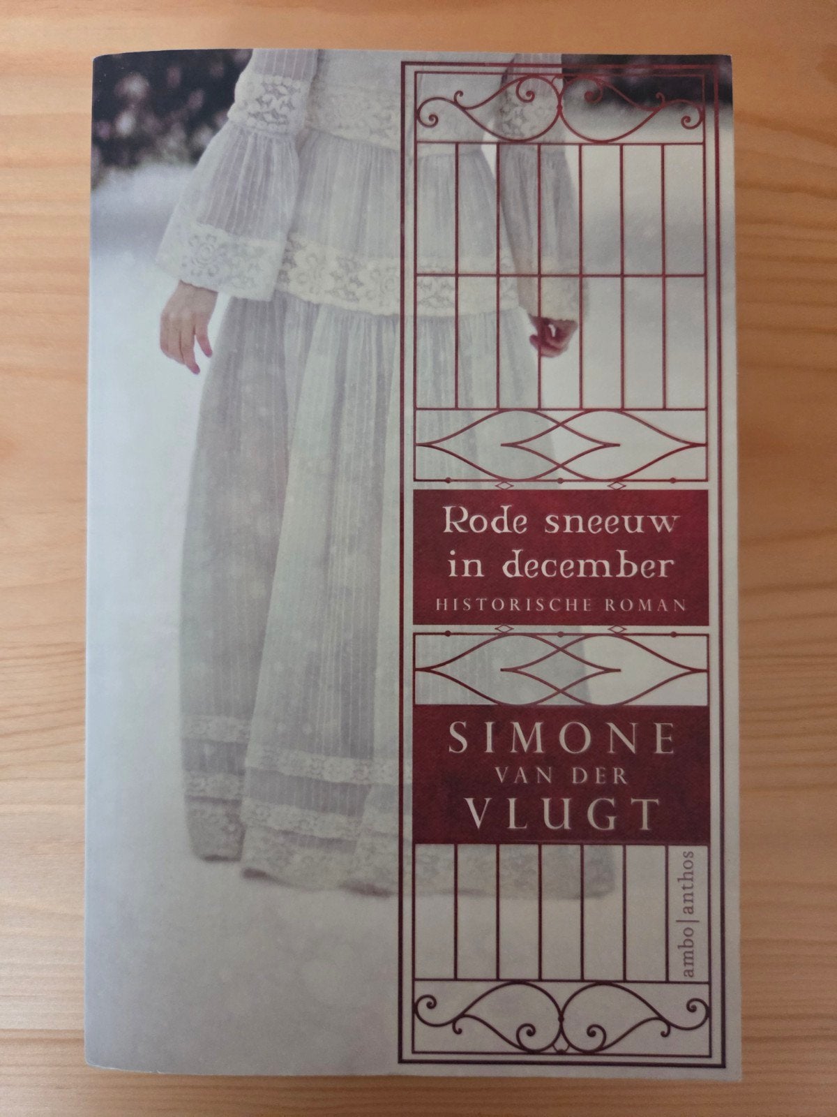 Simone van der Vlugt - Rode sneeuw in december, Boeken, Ophalen of Verzenden, Gelezen, Simone van der Vlugt