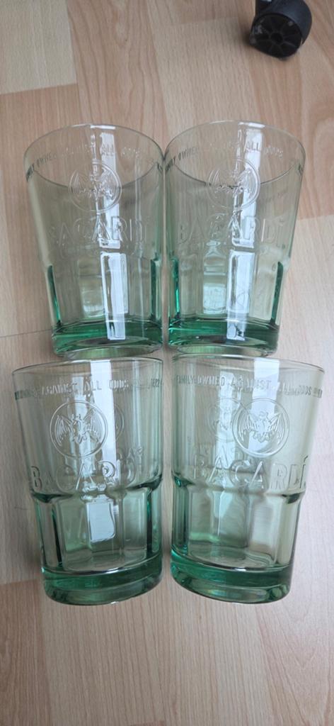 Set van 4 Bacardi glazen - Groen glas, Ophalen of Verzenden, Overige merken, Groen, Glas