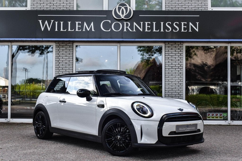 MINI Mini 1.5 Cooper Aut. Camden Pano Leder Camera Nav, Auto's, Mini, 136 pk, Gebruikt, 4 stoelen, Automatische klimaatregeling