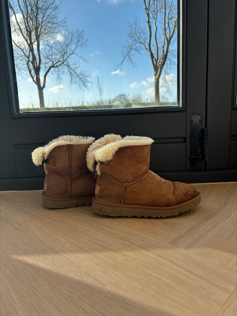 Uggs met strikje maat 38, Bruin, Lage of Enkellaarzen, Ophalen of Verzenden, Gedragen