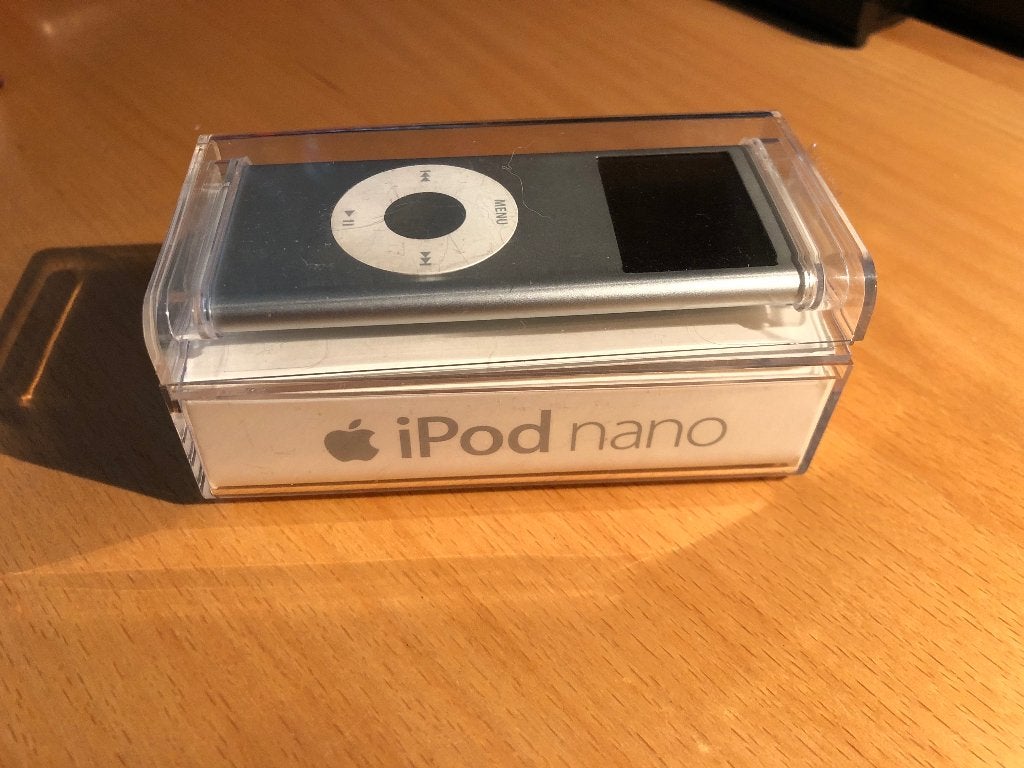 Apple iPod Nano 2GB silver (2nd generation) model A1199, Gebruikt, Ophalen of Verzenden, Nano, Zilver