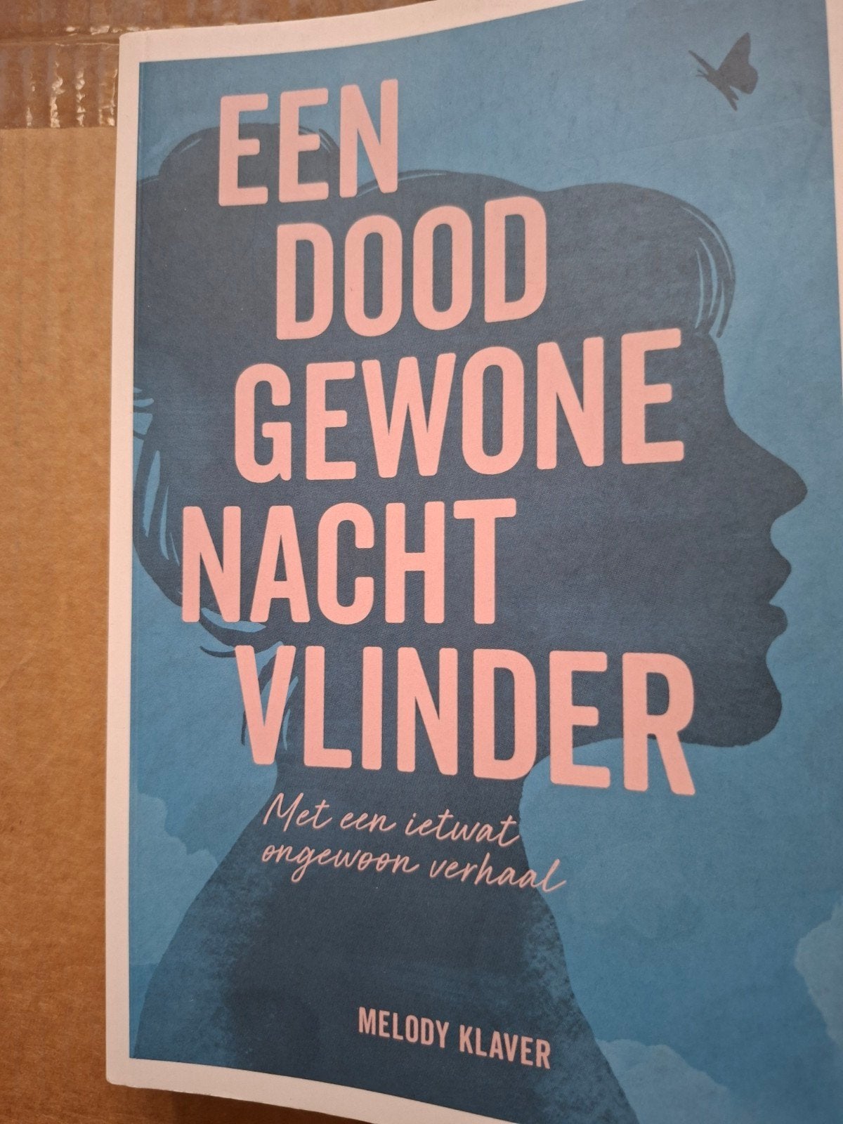 Een Doodgewone Nachtvlinder - Melody Klaver, Ophalen of Verzenden, Zo goed als nieuw, Melody Klaver
