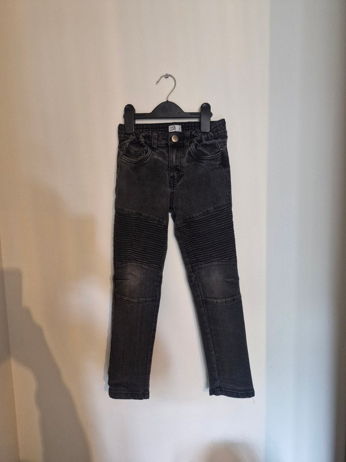 Stoere zwarte spijkerbroek mt 122 - jongens, Kinderen en Baby's, Kinderkleding | Maat 122, Broek, Gebruikt, Ophalen of Verzenden