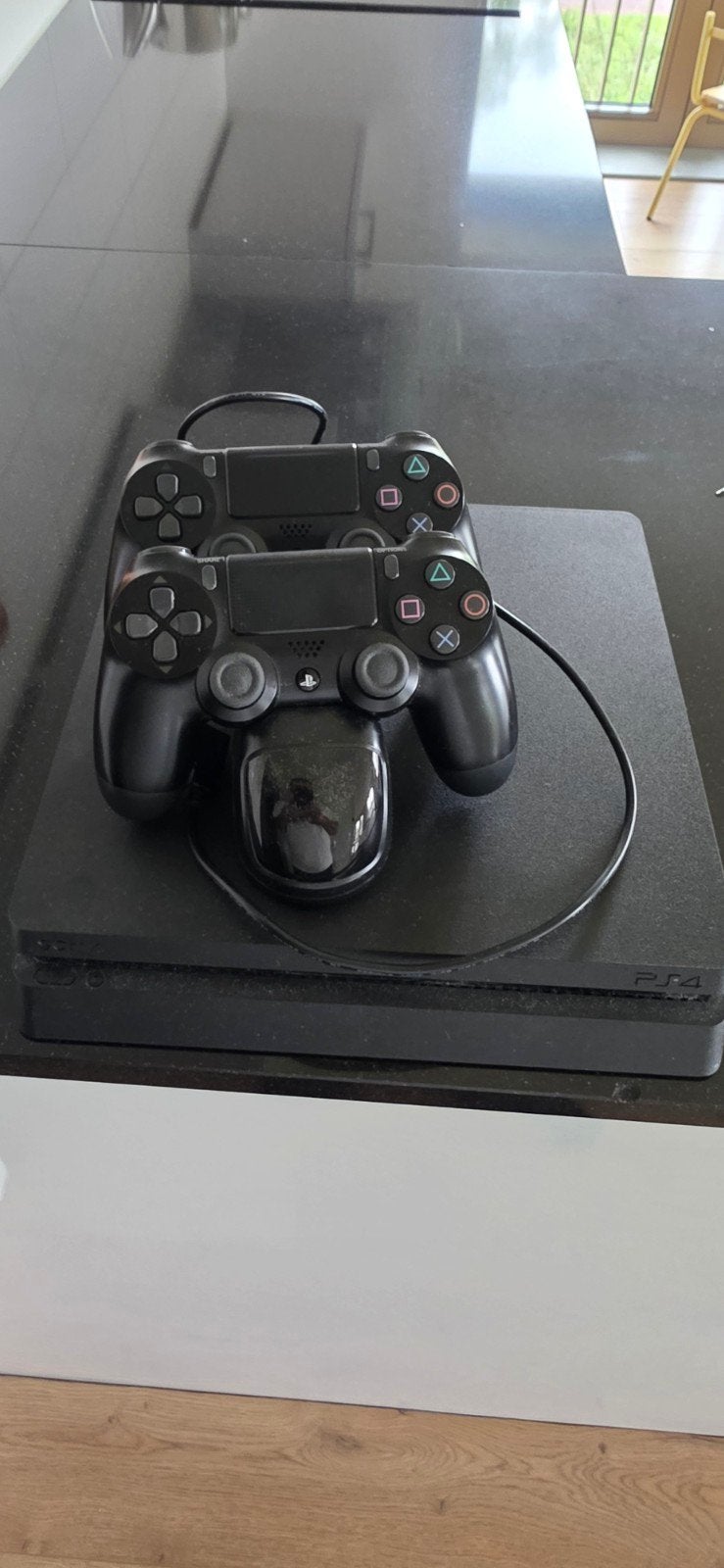 PS4 met 2 controllers (één defect), Spelcomputers en Games, Ophalen, Niet werkend, Met 2 controllers