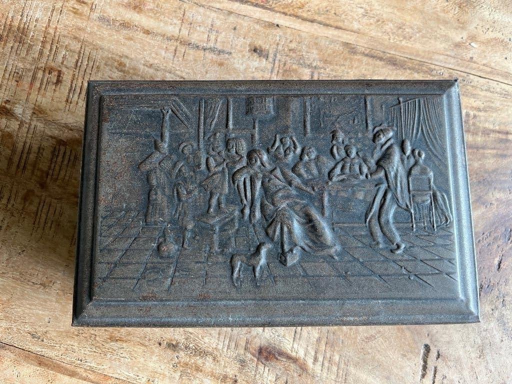 Vintage Niemeyer tabaksblik met reliëf: kasteel/taverne, Verzamelen, Ophalen of Verzenden, Gebruikt, Overige, Overige merken