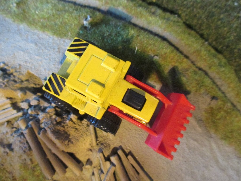 1:82 Tractor Shovel MBX 29 geel/rood met zwarte strepen, Hobby en Vrije tijd, Modelauto's | Overige schalen, Ophalen of Verzenden