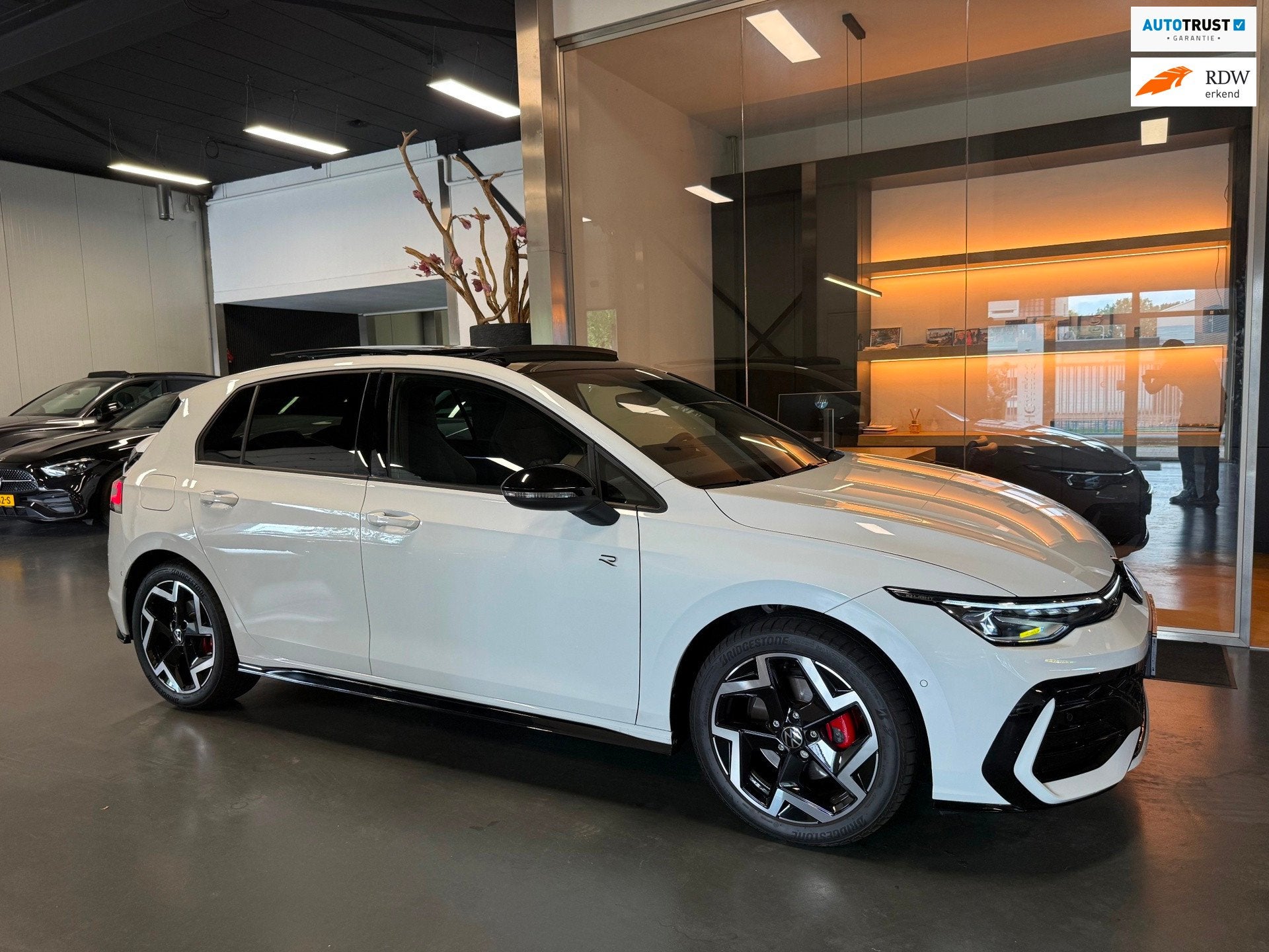 Volkswagen Golf 1.5 eTSI R-Line Facelift Panorama IQ-light C, 4 cilinders, 150 pk, Wit, Origineel Nederlands