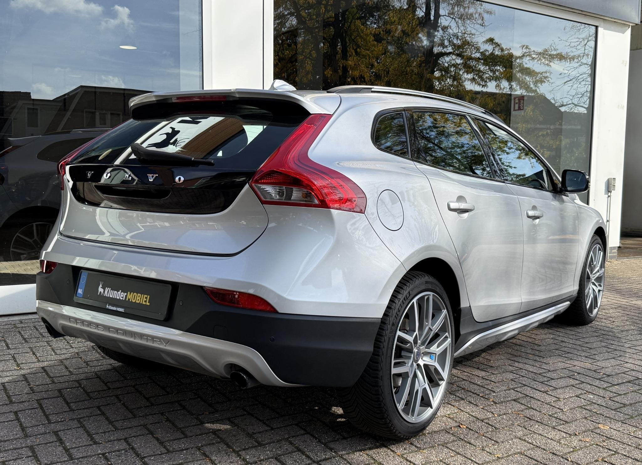 Volvo V40 Cross Country 2.5 T5 AWD Momentum Aut. |Camera|Car, Auto's, Automaat, Euro 5, Gebruikt, Leder