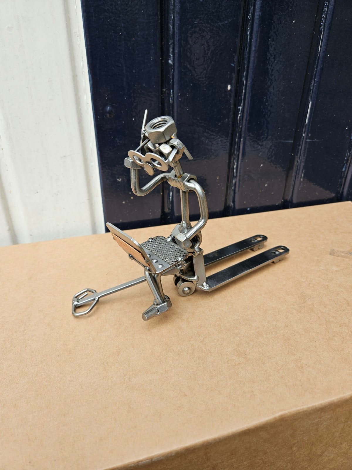 Logistiek medewerker beeld. Ijzersterkegeschenken, Minder dan 20 cm, Handgemaakt, Ophalen of Verzenden, Beeld