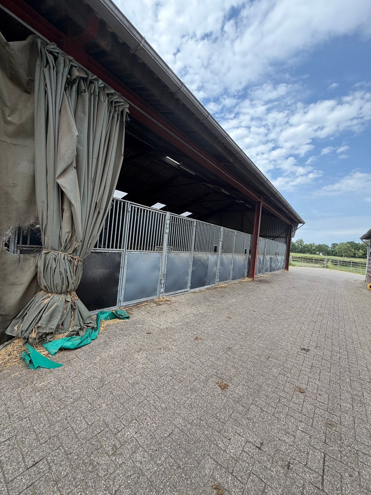 Paardenstal zware uitvoering, Stalling