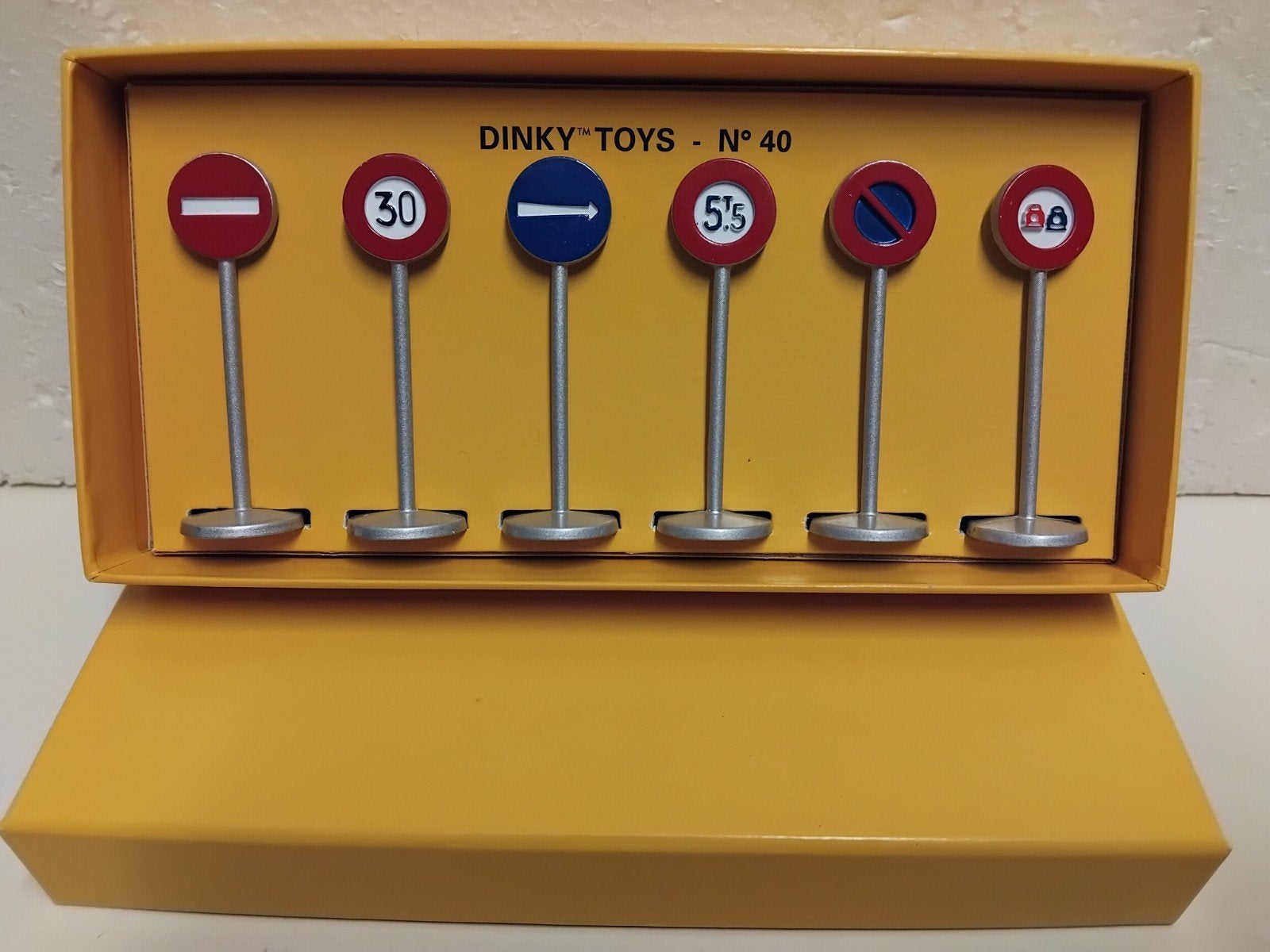 Dinky Toys #40 Atlas 6 verkeersborden in doosje, Hobby en Vrije tijd, Ophalen of Verzenden, Zo goed als nieuw, Overige typen, Dinky Toys