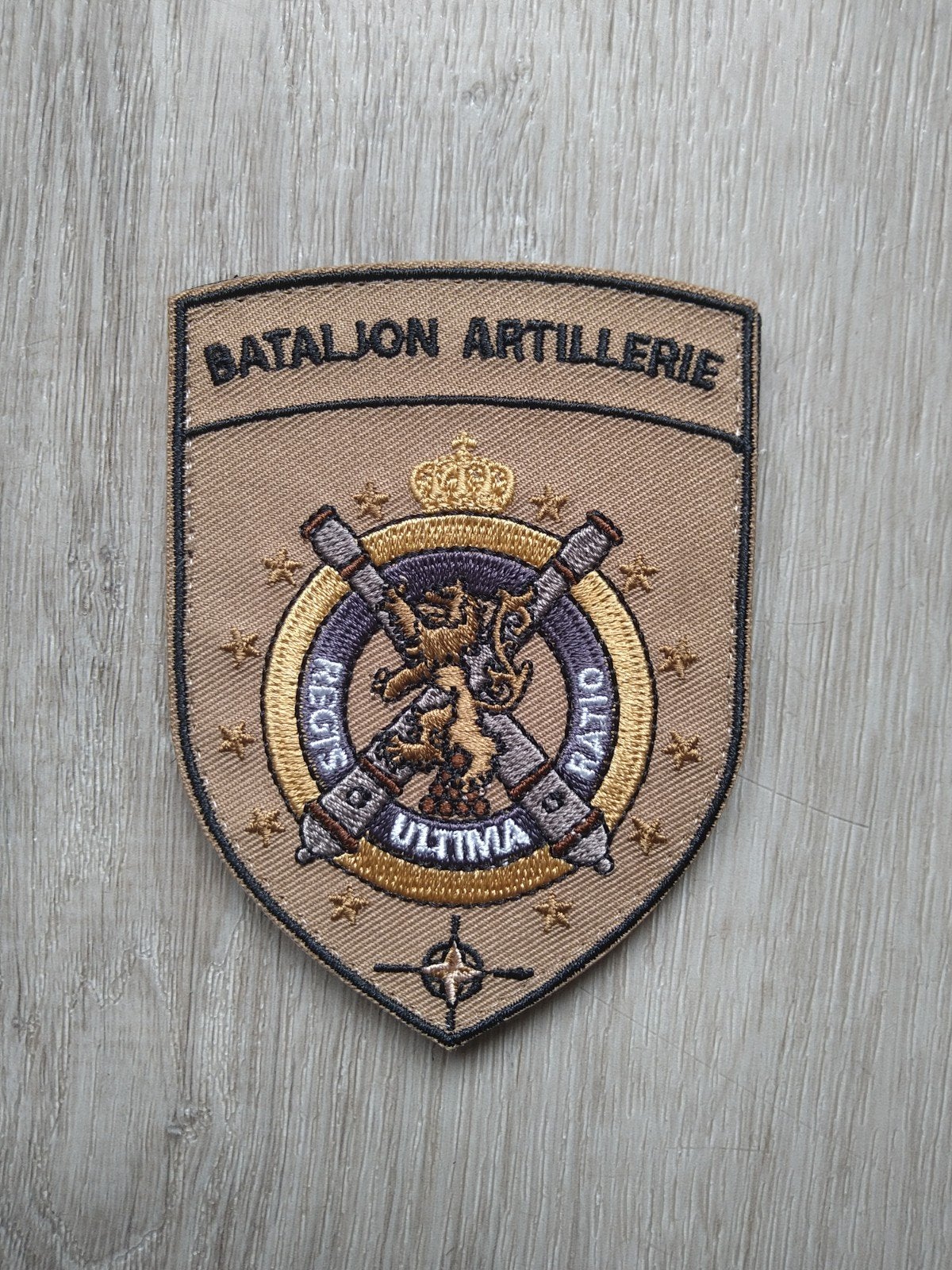 Badge Bataljon Artillerie Belgisch leger, Ophalen of Verzenden, Landmacht, Overige gebieden, Embleem of Badge