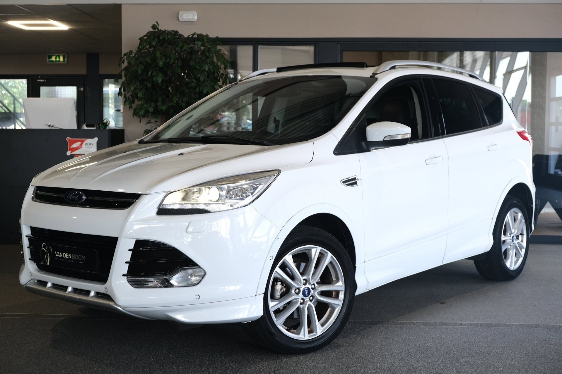 Ford Kuga 1.5 ST-line Navi Camera Panormadak, Auto's, Ford, Zwart, 4 cilinders, Wit, Origineel Nederlands