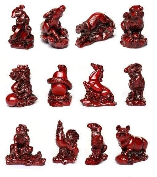 Nieuw in doos: 12 chinese zodiac beelden van rode hars., Antiek en Kunst, Rood, Overige herkomsten, Beeld, Overige materialen