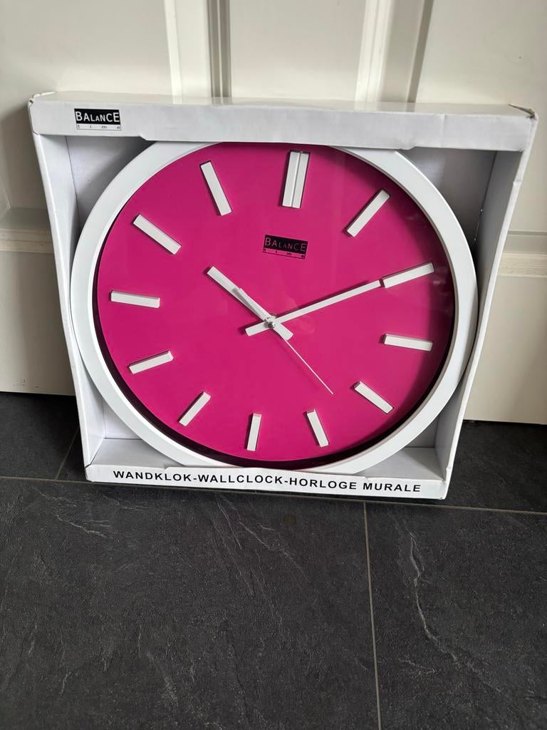 Wandklok fuchsia Roze wijzerplaat witte rand 35cm - NIEUW, Ophalen of Verzenden, Nieuw, Analoog, Wandklok