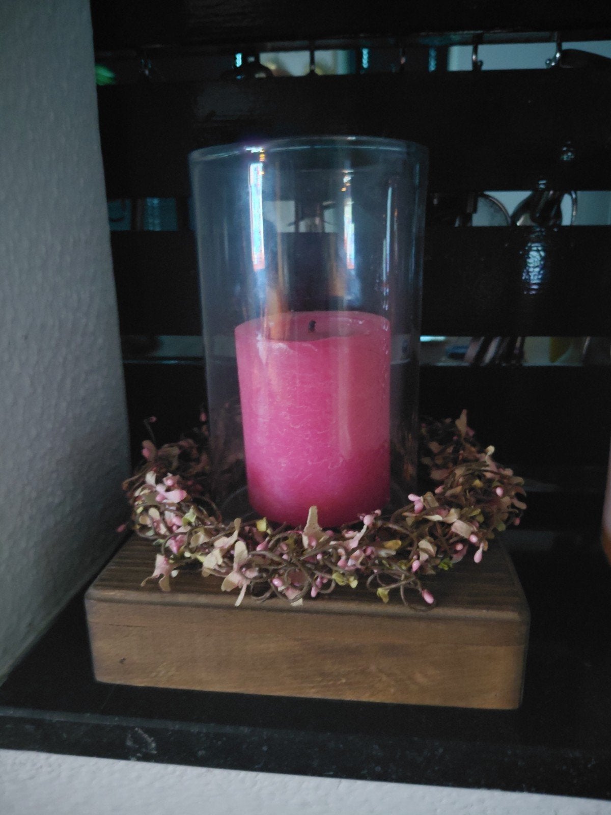Roze kaars in glazen windlicht op houten voet, Windlicht, Ophalen of Verzenden, Roze, Glas