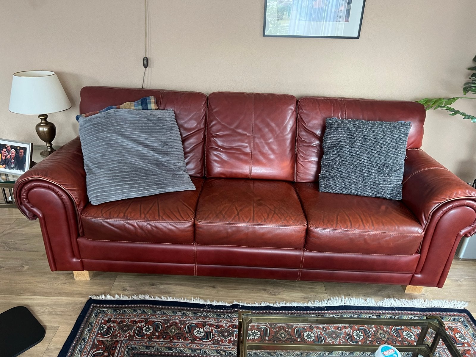Comfortabele driezitsbank van rood leer, Ophalen, Gebruikt, Driepersoons, Rechte bank