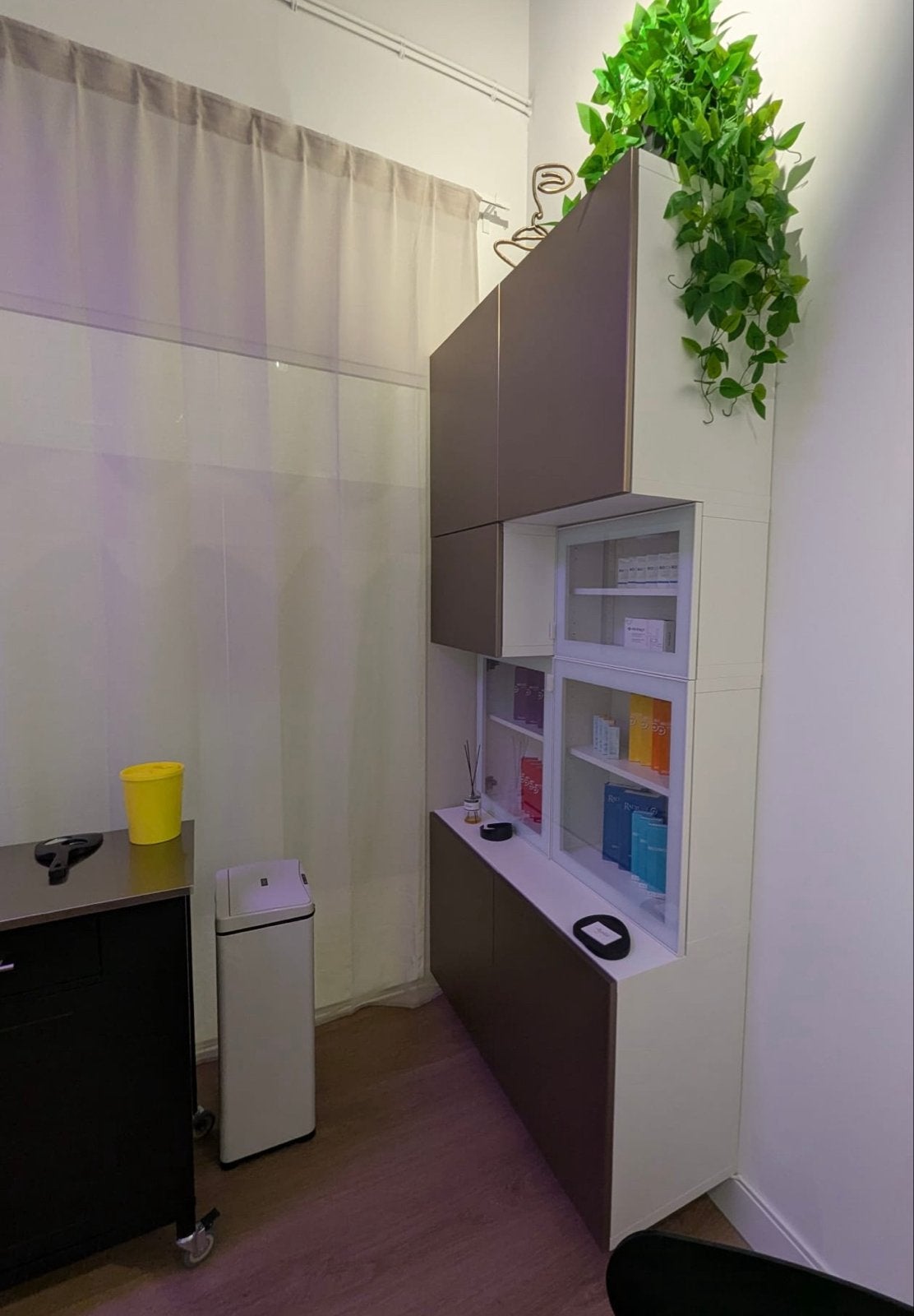 Moderne wandkast met vitrine en opbergruimte, 100 tot 150 cm, Ophalen of Verzenden, Zo goed als nieuw, 25 tot 50 cm