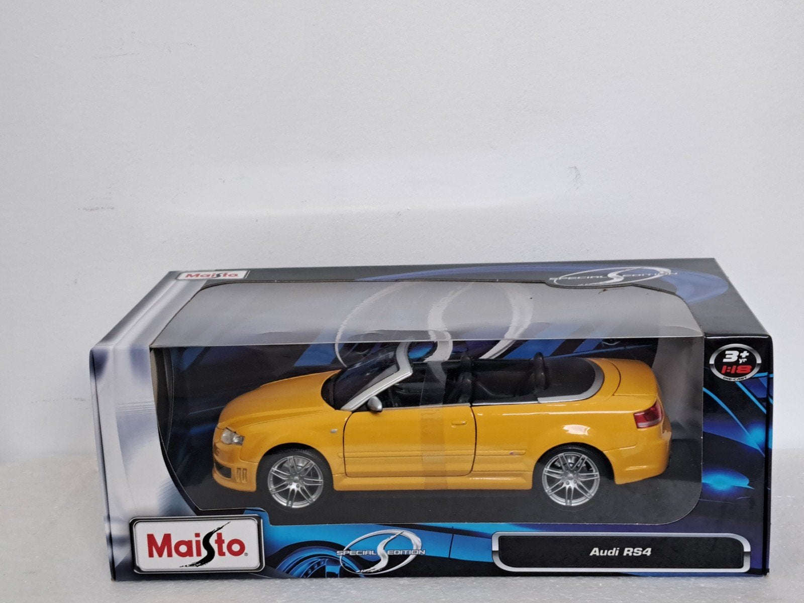 Audi RS4 V8 Cabrio Geel 1/18 Nieuwstaat, Ophalen of Verzenden, Zo goed als nieuw, Auto, Maisto