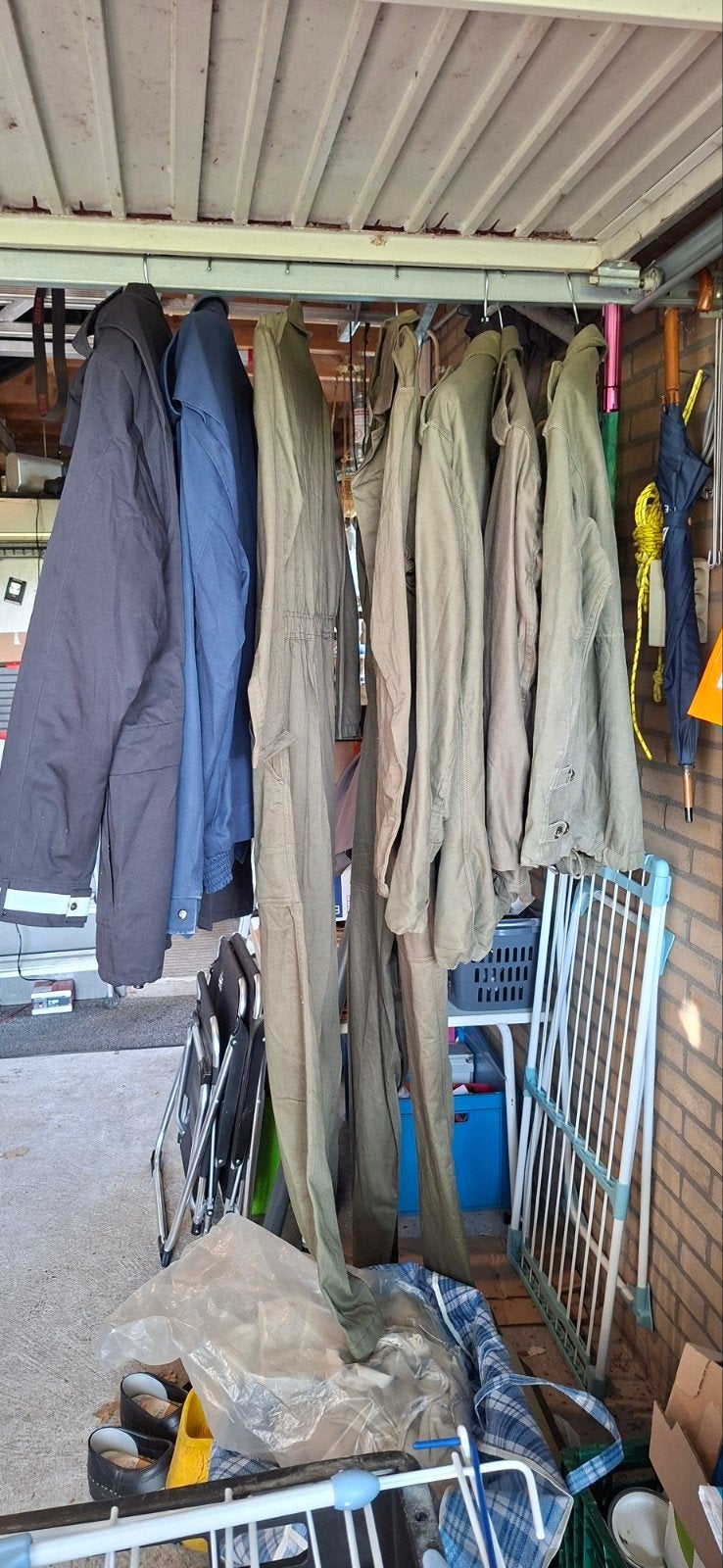 Diverse oude legerkleding: overalls, jassen (blauw/groen), Ophalen, Landmacht, Nederland