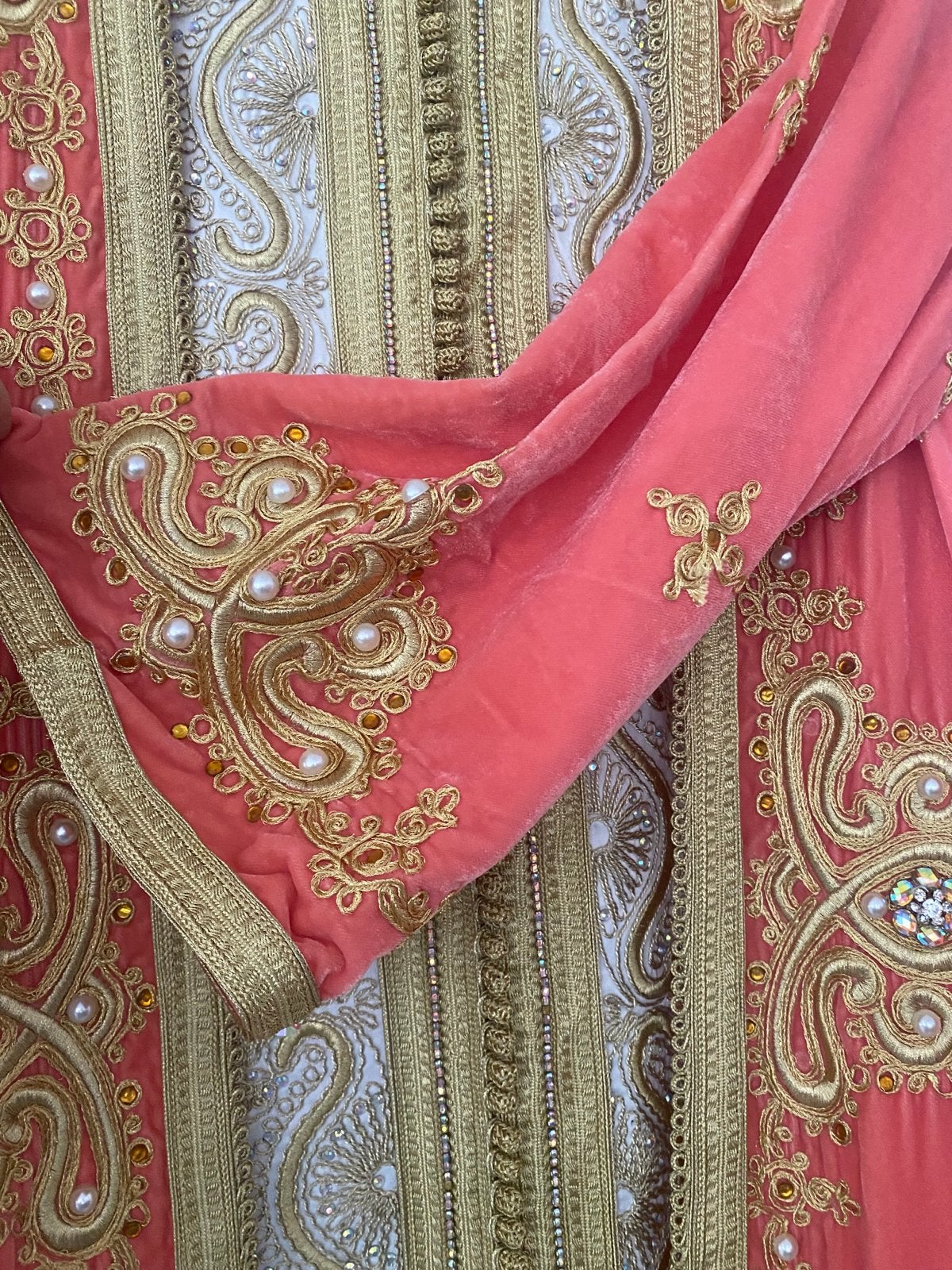 Caftan Takshita fluweel zalm/roze Hennafeest/Bruiloft, Maat 38/40 (M), Overige typen, Ophalen of Verzenden, Roze